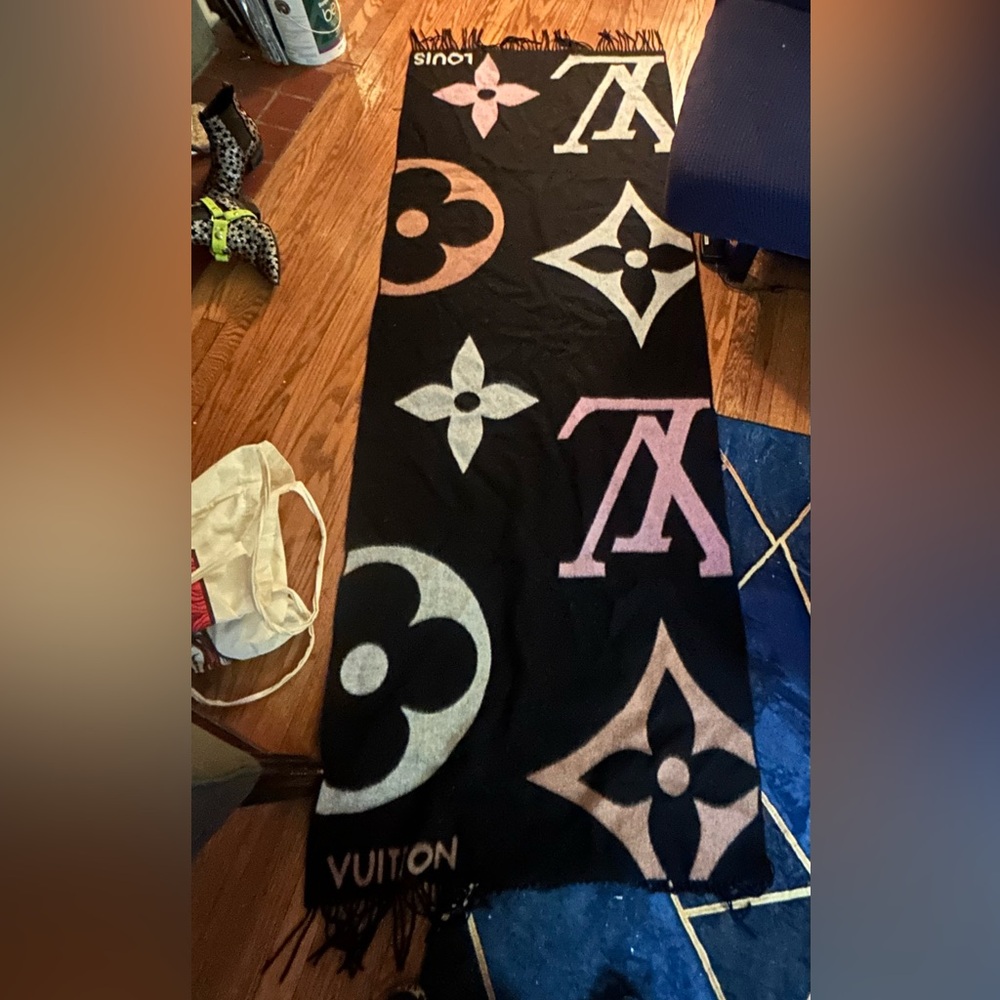 Louis Vuitton Black Cashmere the Ultimate Scarf authentic
